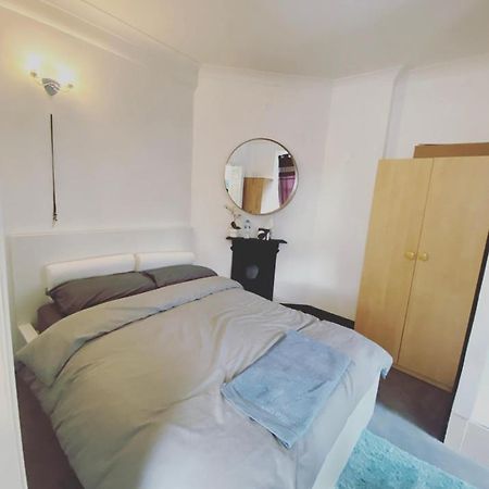 Complete 1 Bedroom Apartment With Wi-Fi, Kitchen, Tv In Heart Of Chiswick, Londres Exterior foto