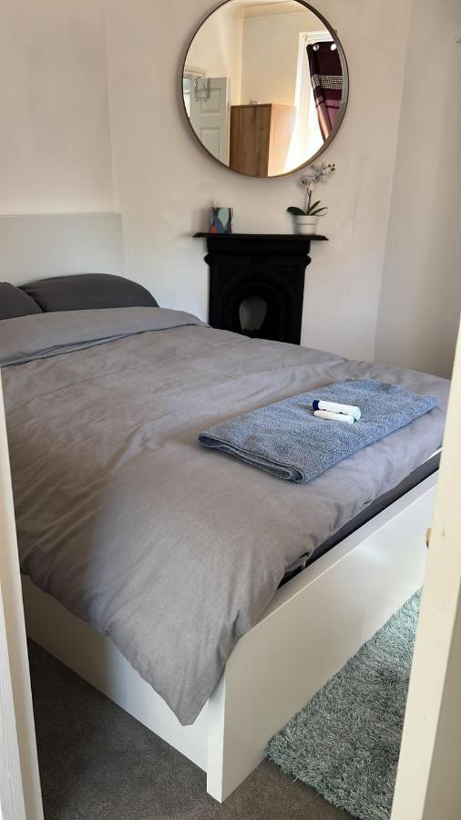 Complete 1 Bedroom Apartment With Wi-Fi, Kitchen, Tv In Heart Of Chiswick, Londres Exterior foto